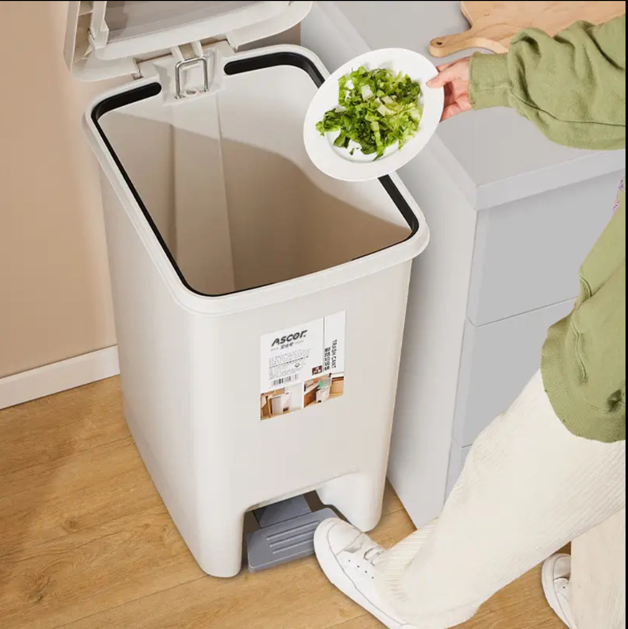 Pedal push trash bin