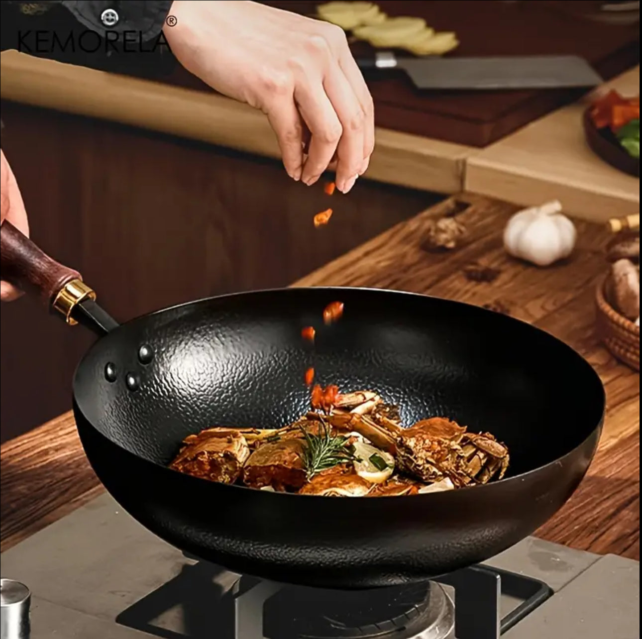 Iron wok with lid