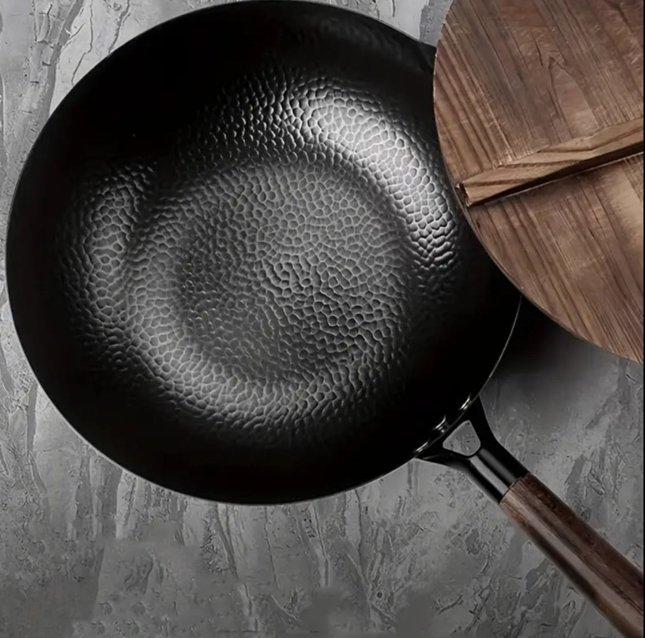 Iron wok with lid