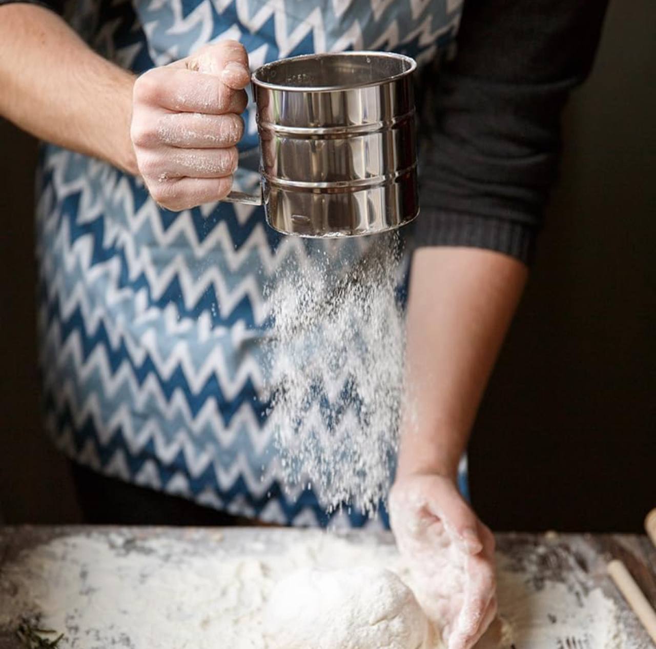 Handheld stainless steel flour sieve