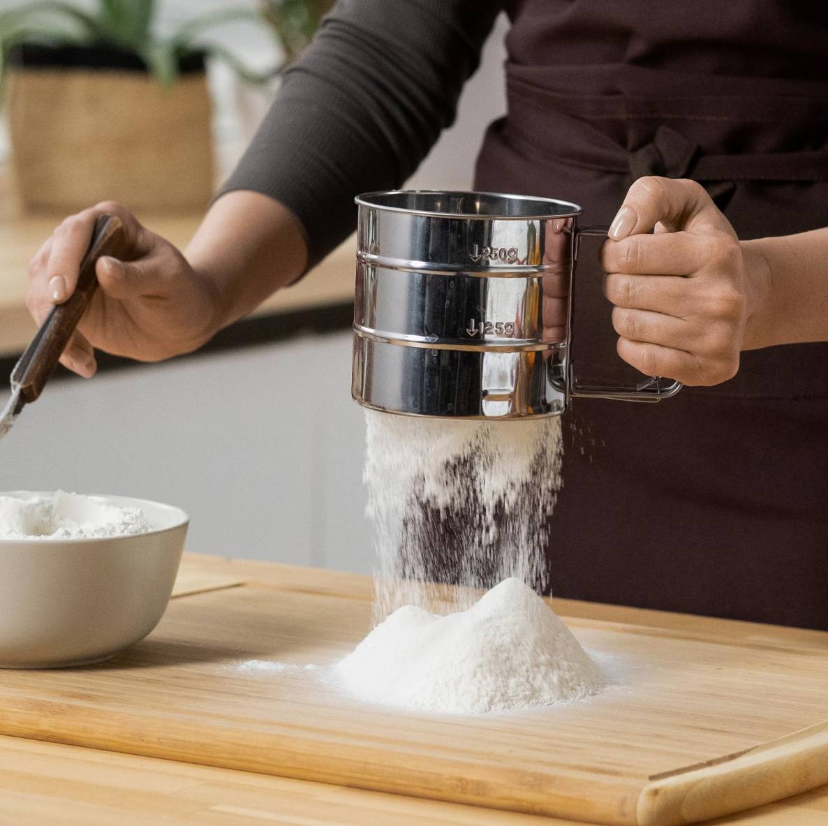 Handheld stainless steel flour sieve