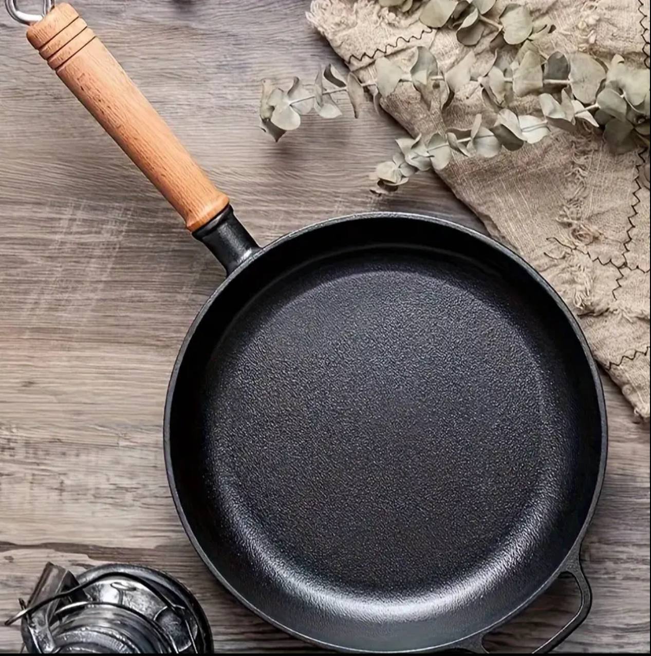 Thickened cast iron frying pan with bamboo lid