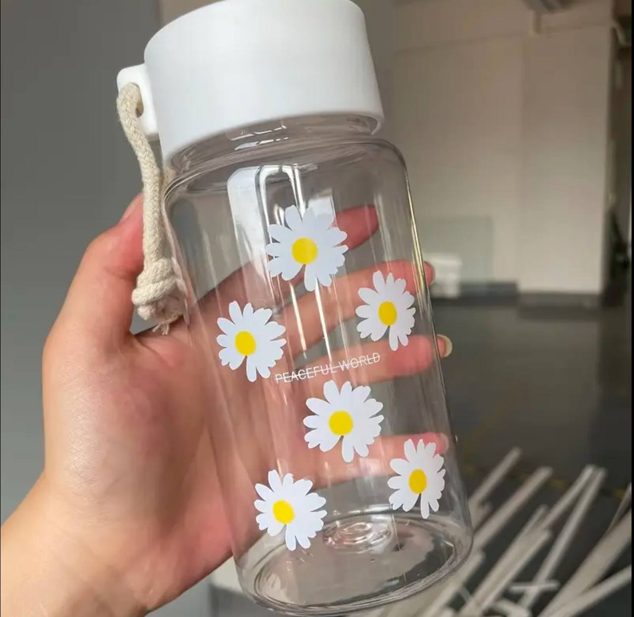 Cute transparent water bottles.
450ml
