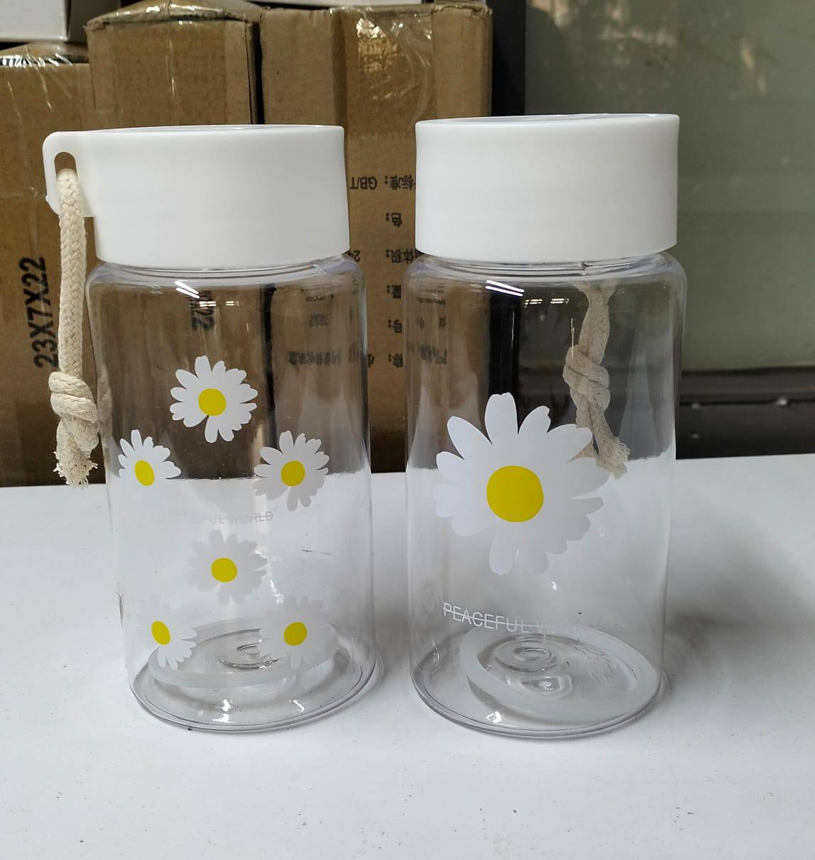 Cute transparent water bottles.
450ml
