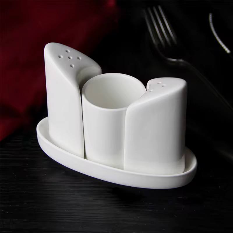 Ceramic shapely 4pc pepper shaker