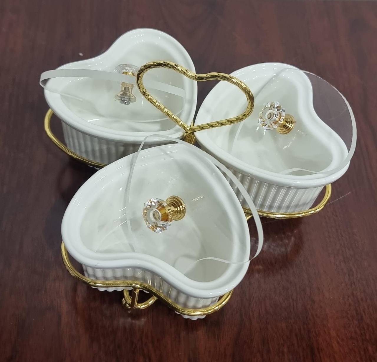 JD8682 set of 3 ceramic love shape sugar bowls acrylic lids on gold metal rack