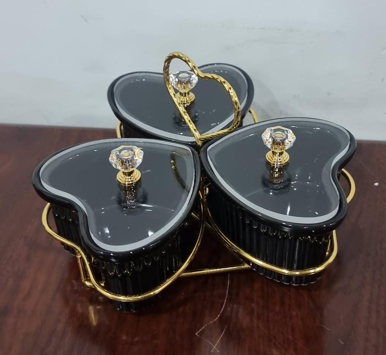 JD8682 set of 3 ceramic love shape sugar bowls acrylic lids on gold metal rack
