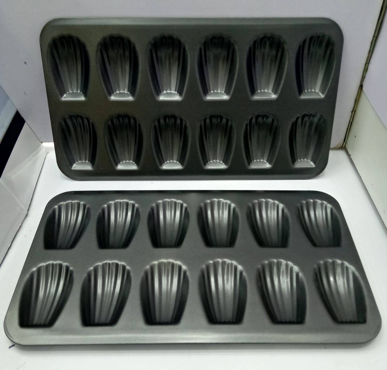 High Quality 12 slots nonstick Cookie madeleines baking tin