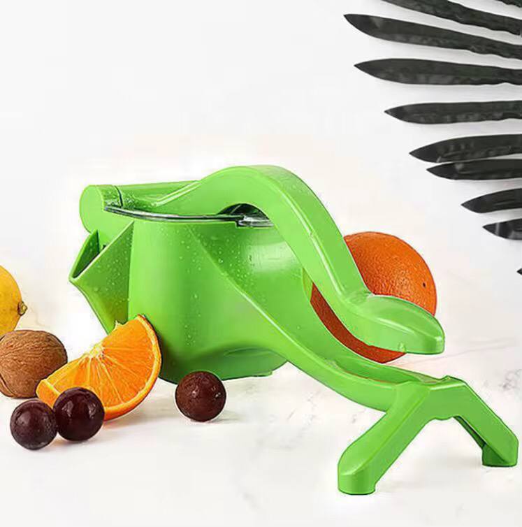 Multifunctional handheld juicer / squeezer