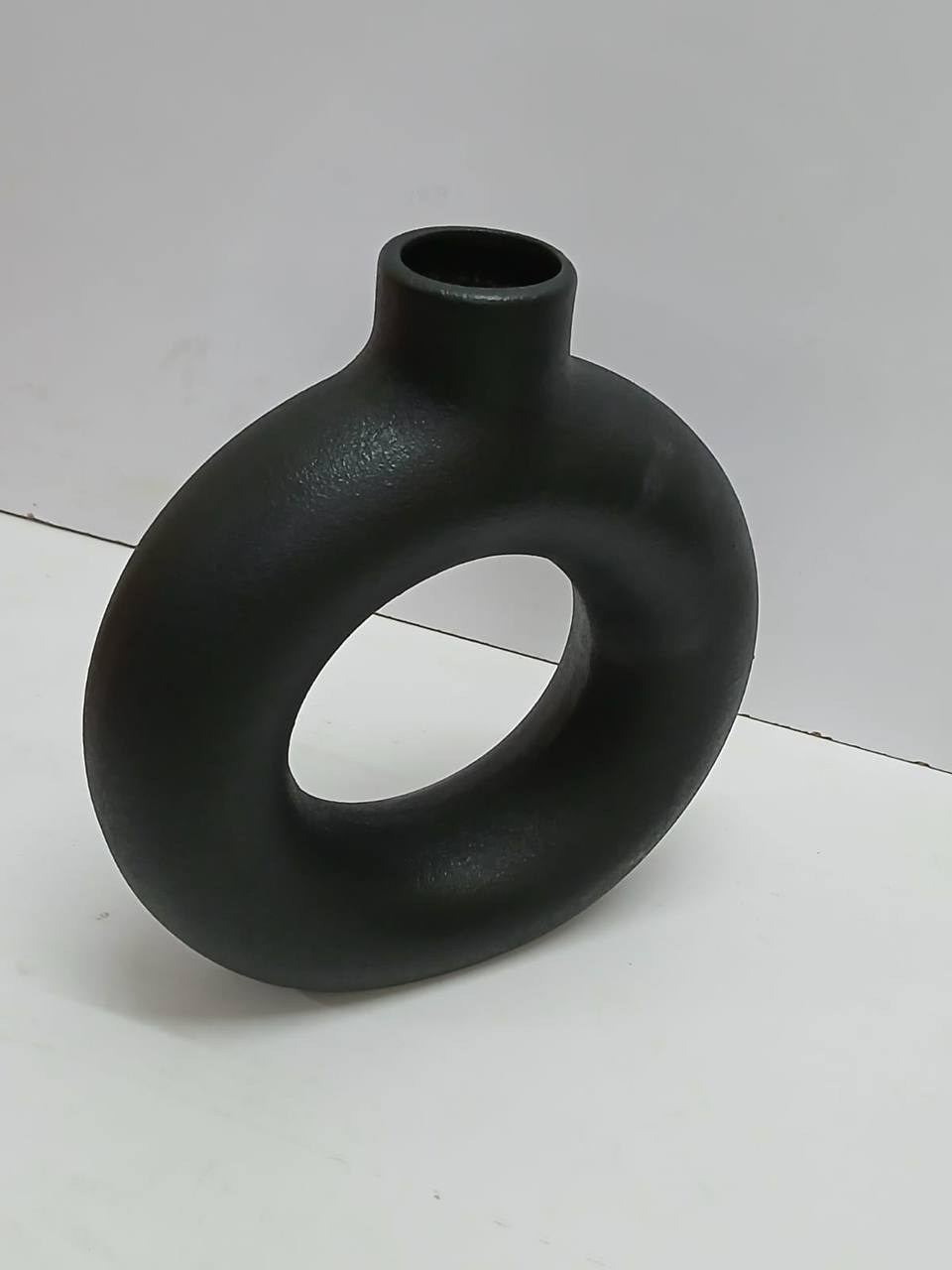 Doughnut-shape flower vase