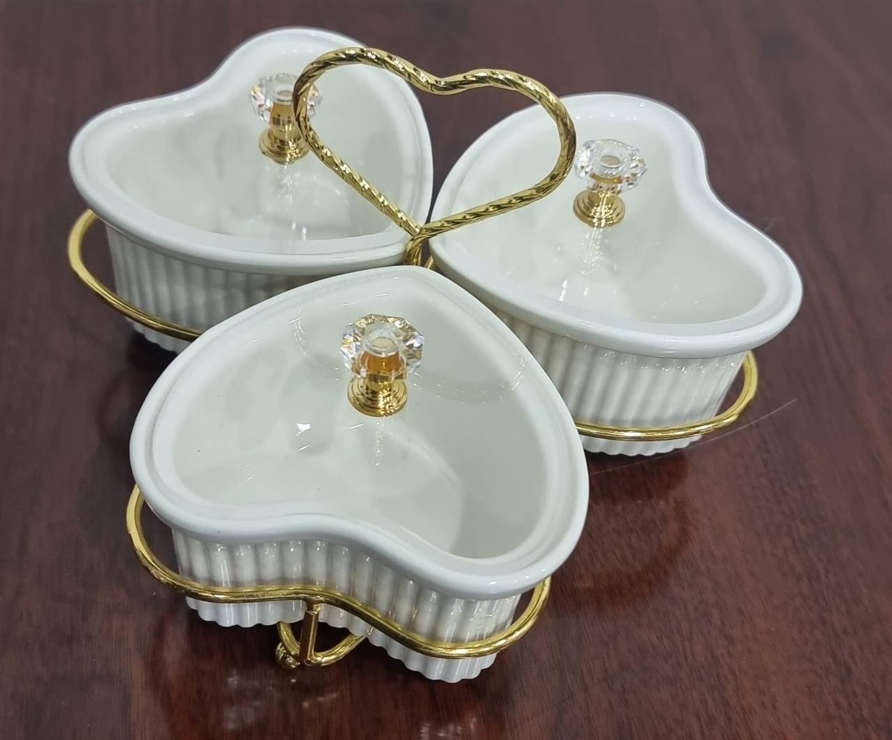 JD8682 set of 3 ceramic love shape sugar bowls acrylic lids on gold metal rack
