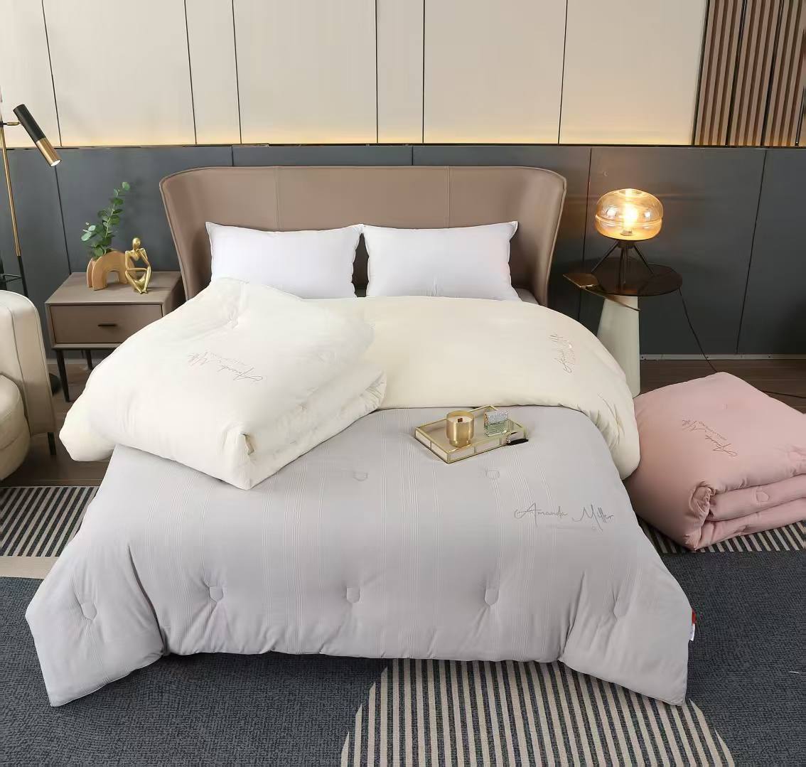 Premium quality duvet
Size: 6*6 200*220cm