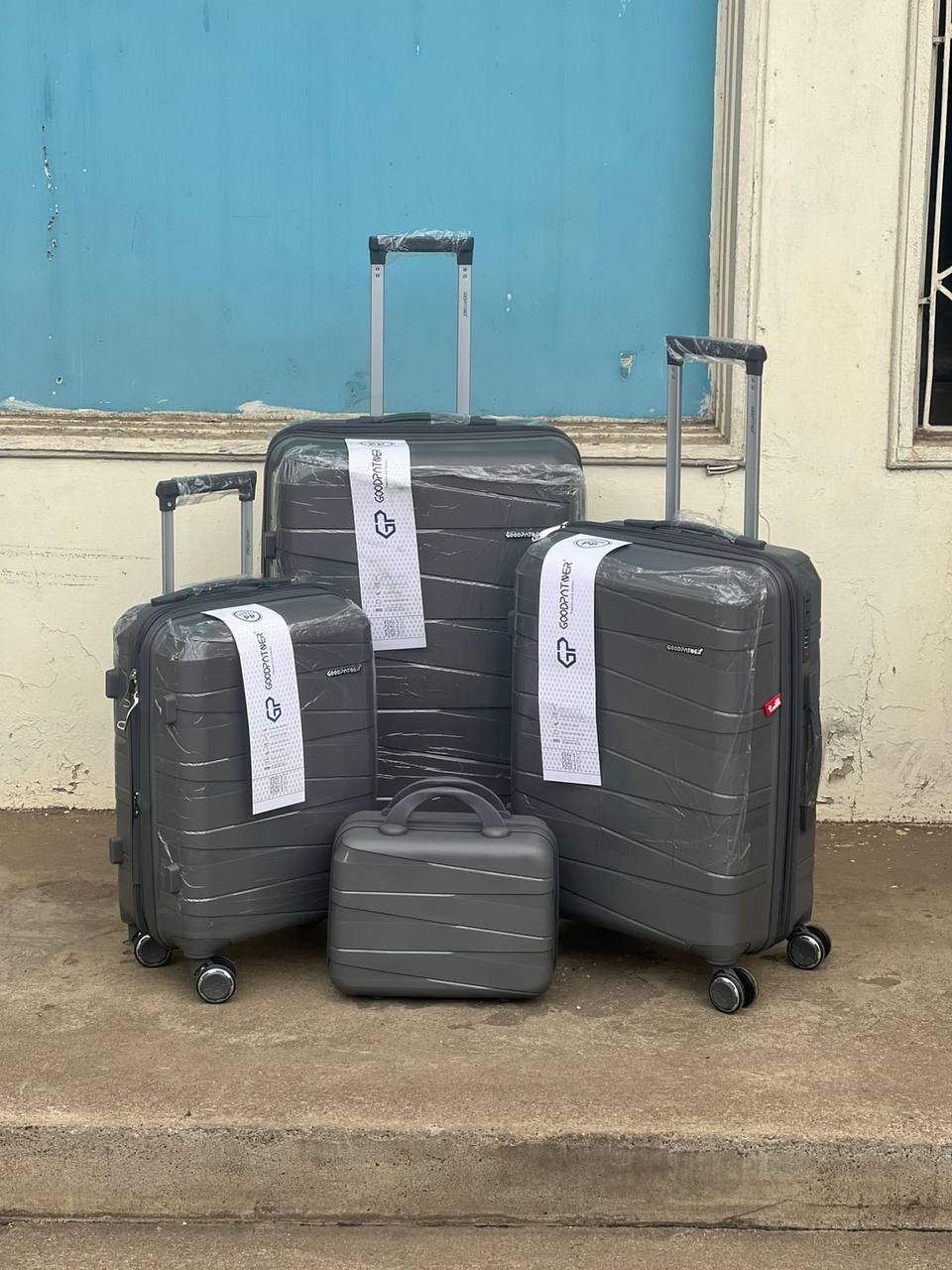 4 in 1 Luxurious unbreakable Suitcase