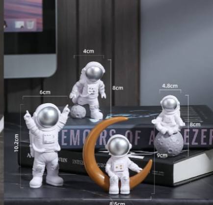 4 pc Astronaut Figure statue/Spacemen