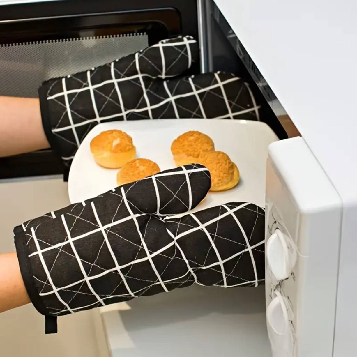Oven gloves/mitten
Pair
