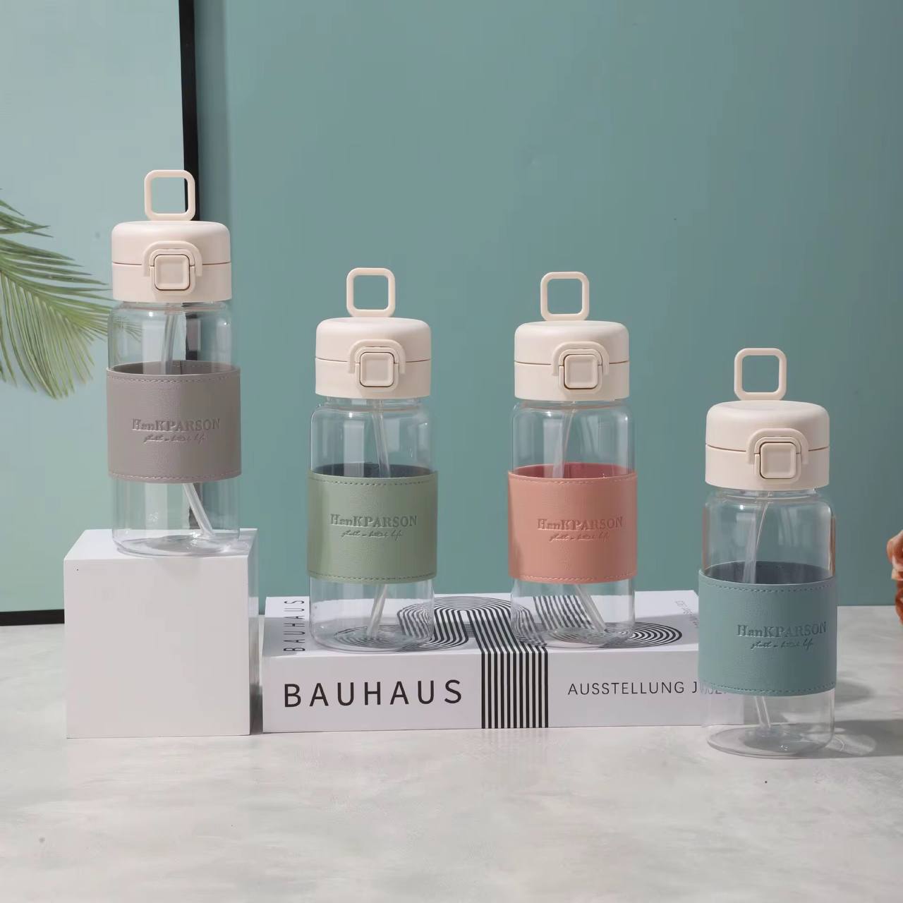 High quality acrylic water bottle.
With straw.