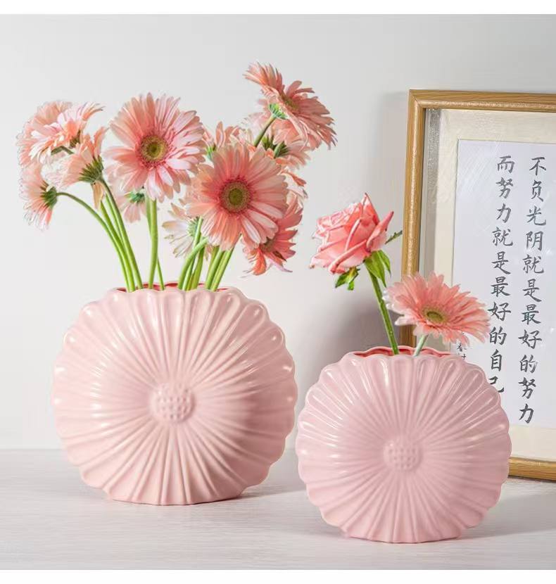 A pair plastic vase without flower