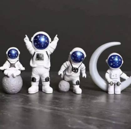 4 pc Astronaut Figure statue/Spacemen