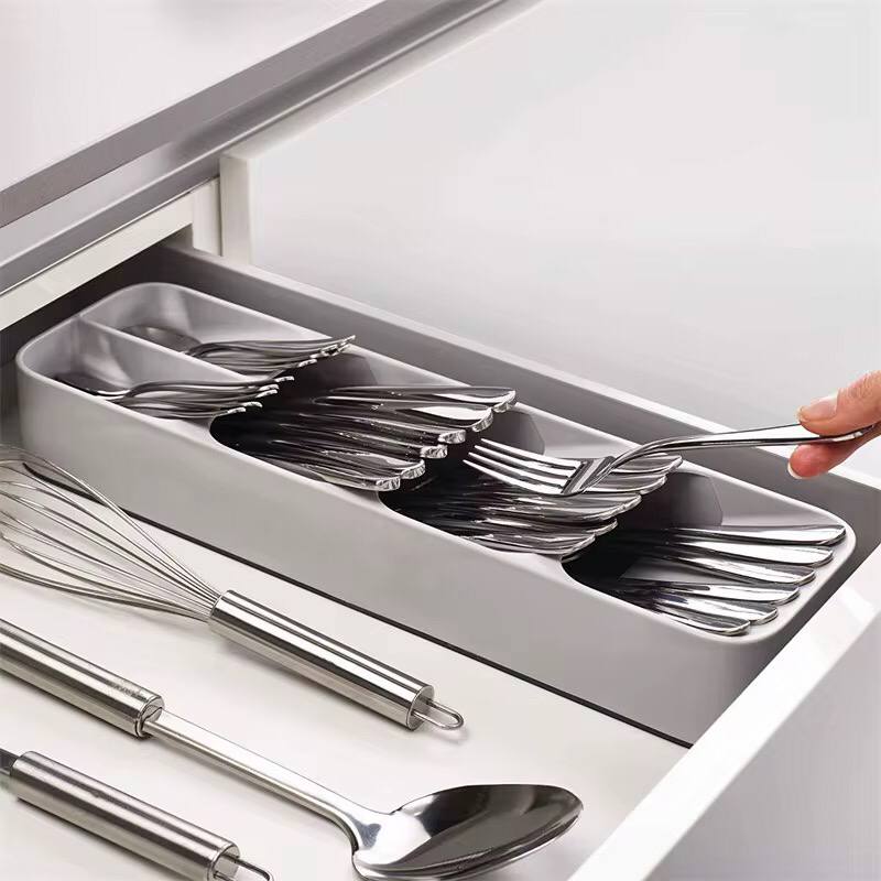 Compact cutlery holder