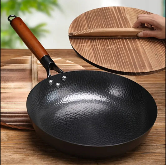 Iron wok with lid