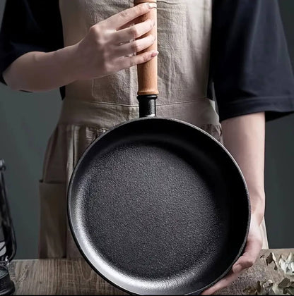 Thickened cast iron frying pan with bamboo lid