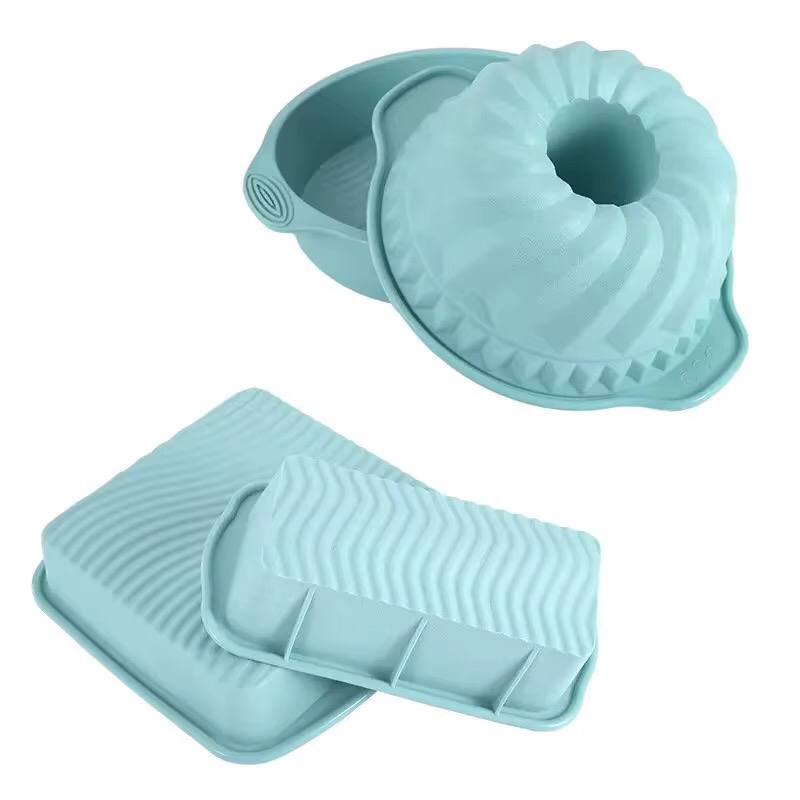 Silicone baking tins in square tin, round tin