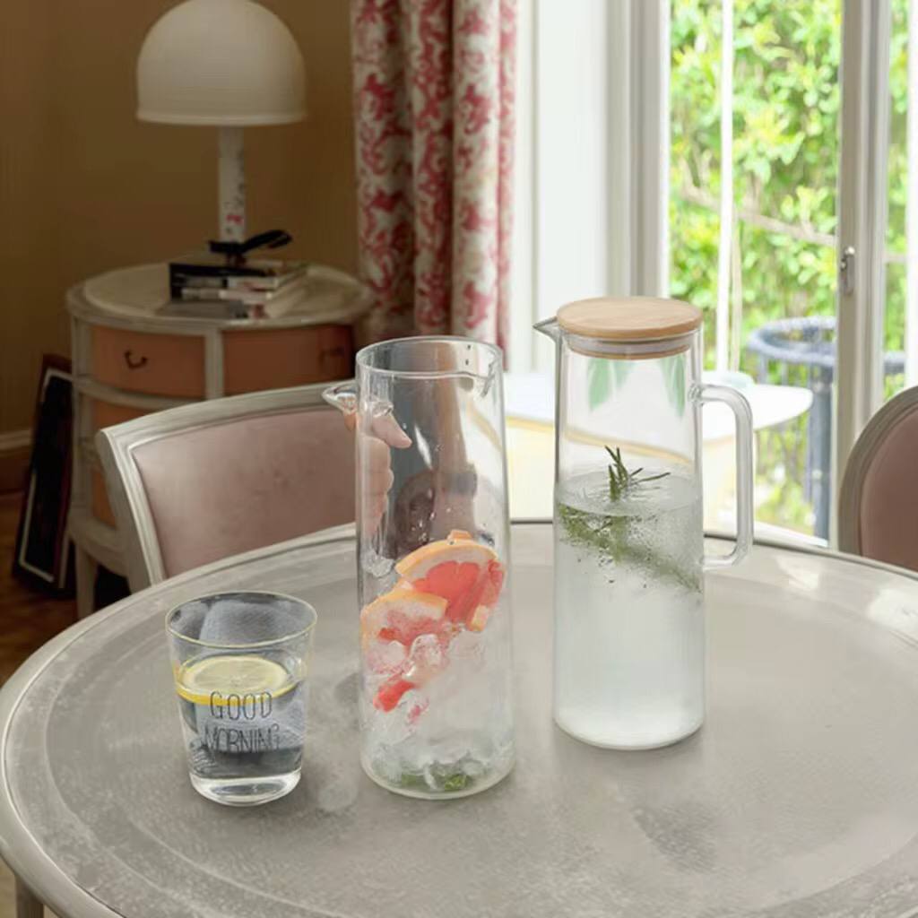 Heat resistant glass jug with an Airtight bamboo lid