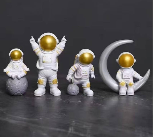 4 pc Astronaut Figure statue/Spacemen