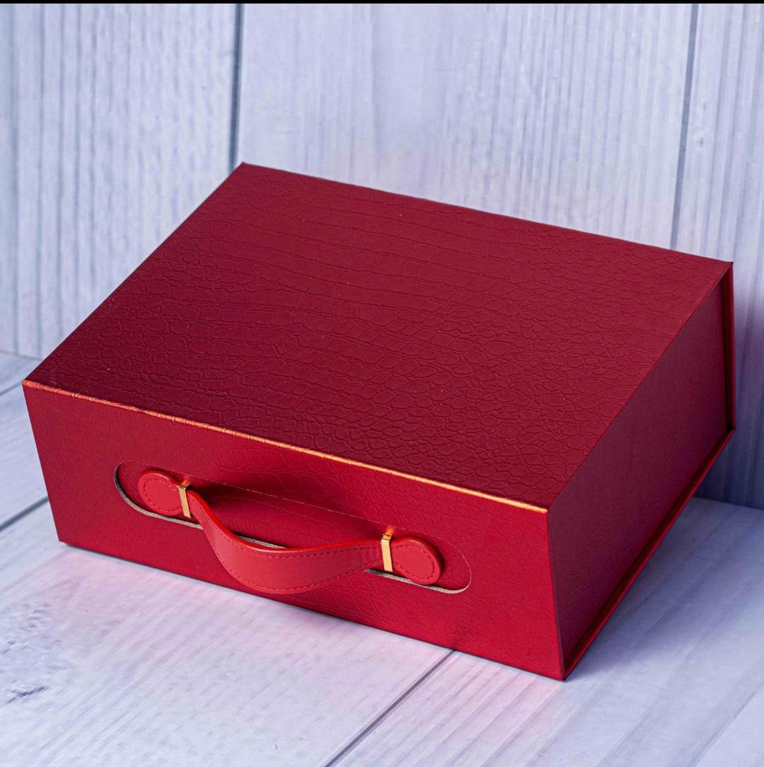 Luxurious  Gift Box With Handle Features
