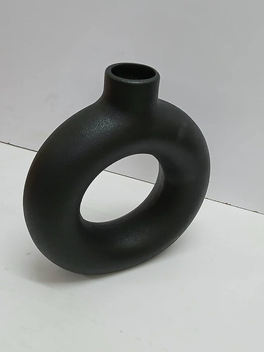 Doughnut-shape flower vase
