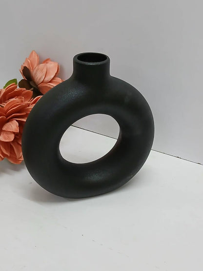 Doughnut-shape flower vase
