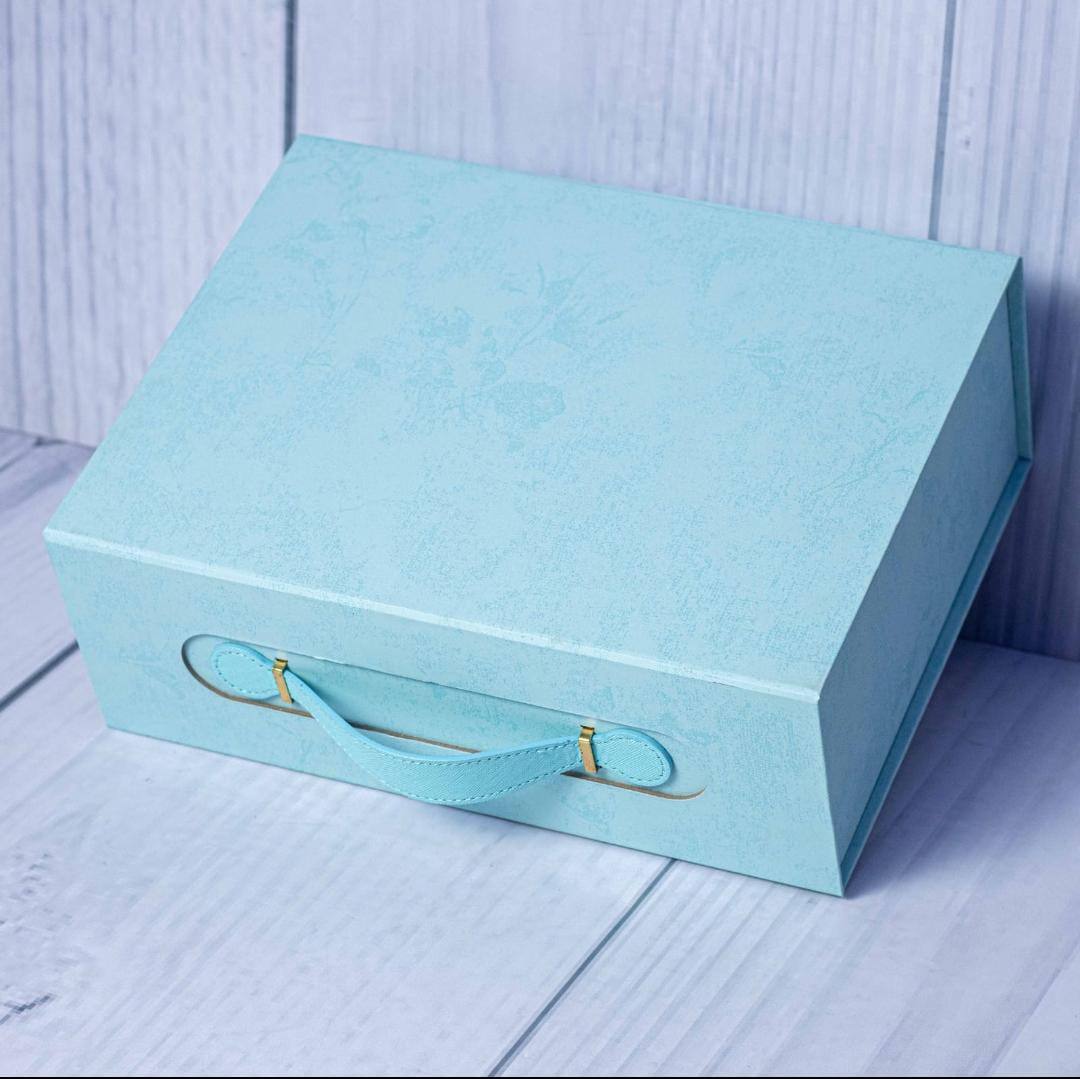 Luxurious  Gift Box With Handle Features