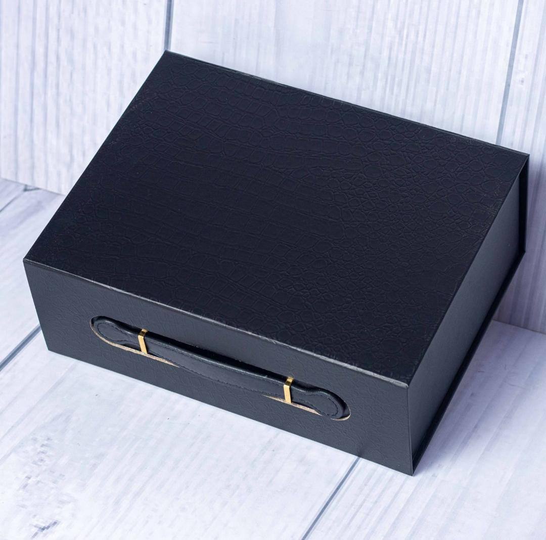 Luxurious  Gift Box With Handle Features