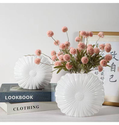 A pair plastic vase without flower