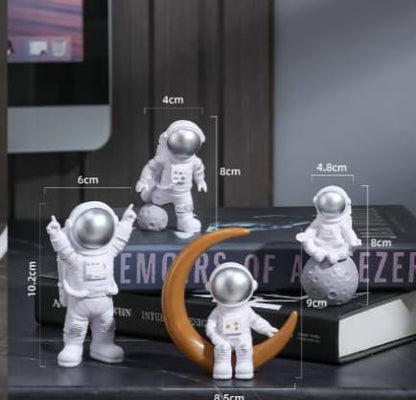 4 pc Astronaut Figure statue/Spacemen