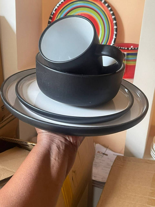 Black and white dinnerset