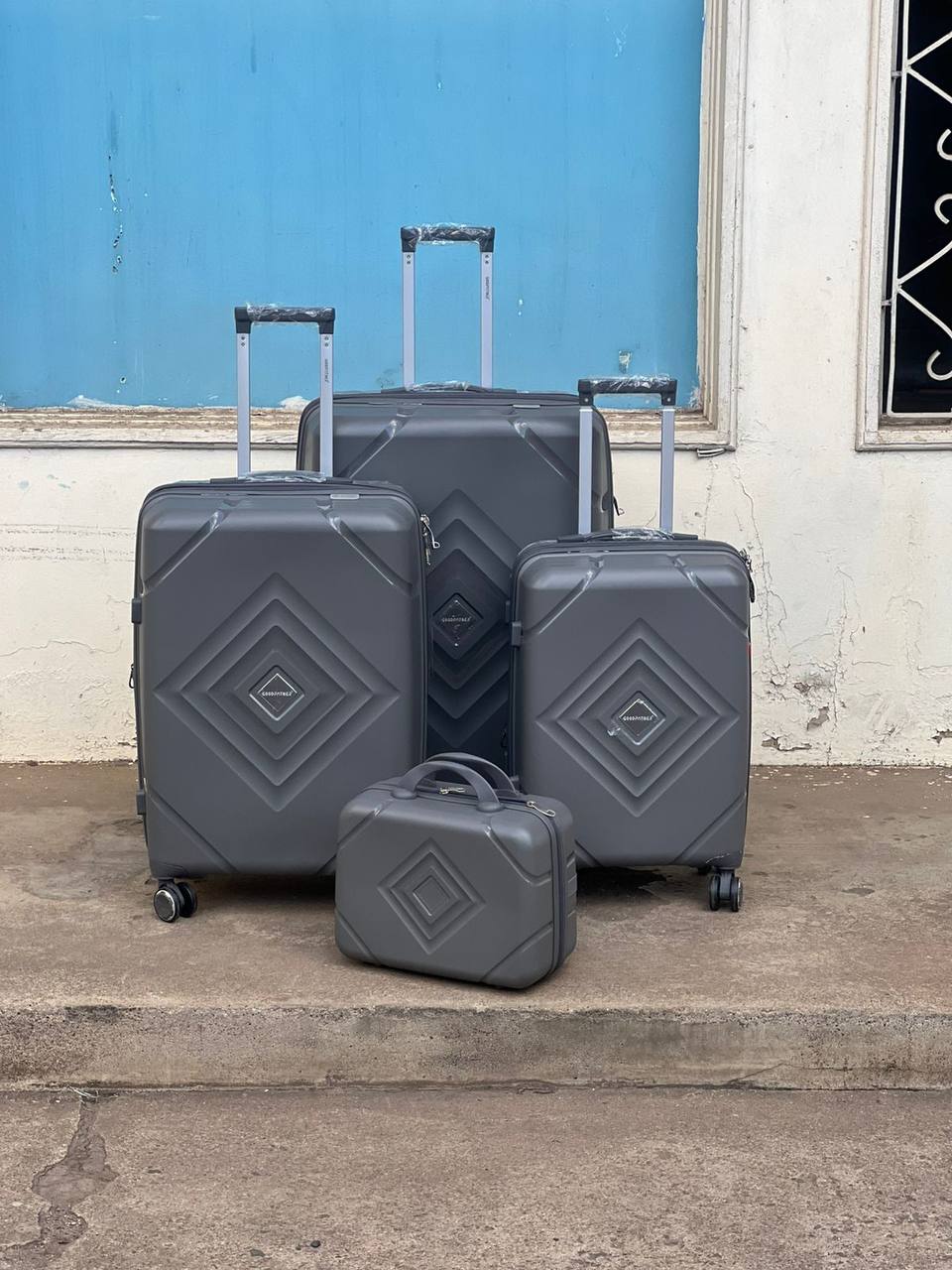 4 n 1 Luxurious Unbreakable PP Suitcase