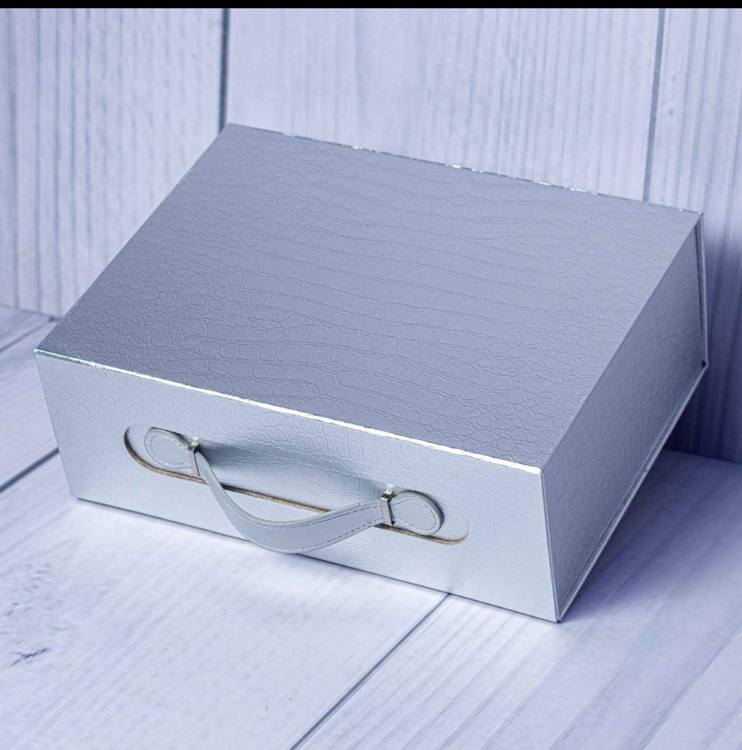 Luxurious  Gift Box With Handle Features