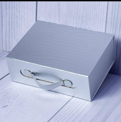 Luxurious  Gift Box With Handle Features