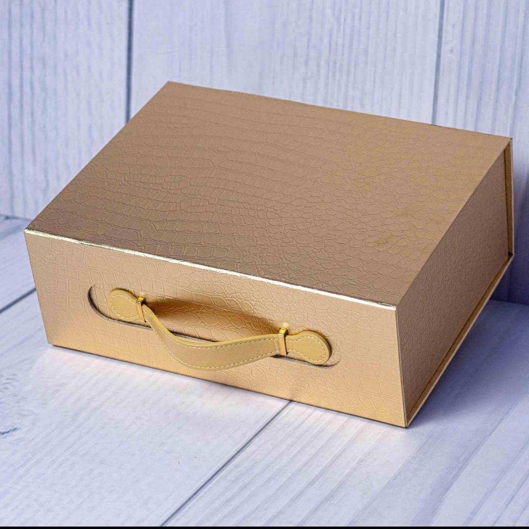 Luxurious  Gift Box With Handle Features
