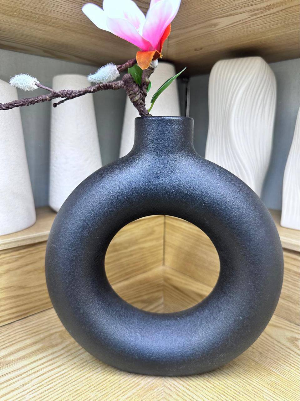 Doughnut-shape flower vase