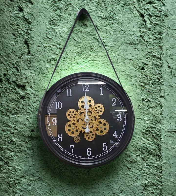 Rotating moving gear wall clock