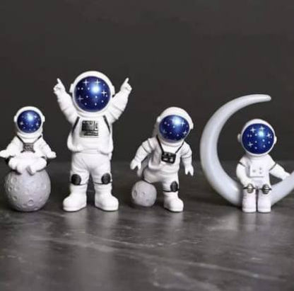 4 pc Astronaut Figure statue/Spacemen