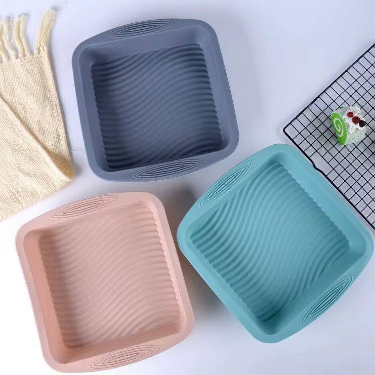 Silicone baking tins in square tin, round tin
